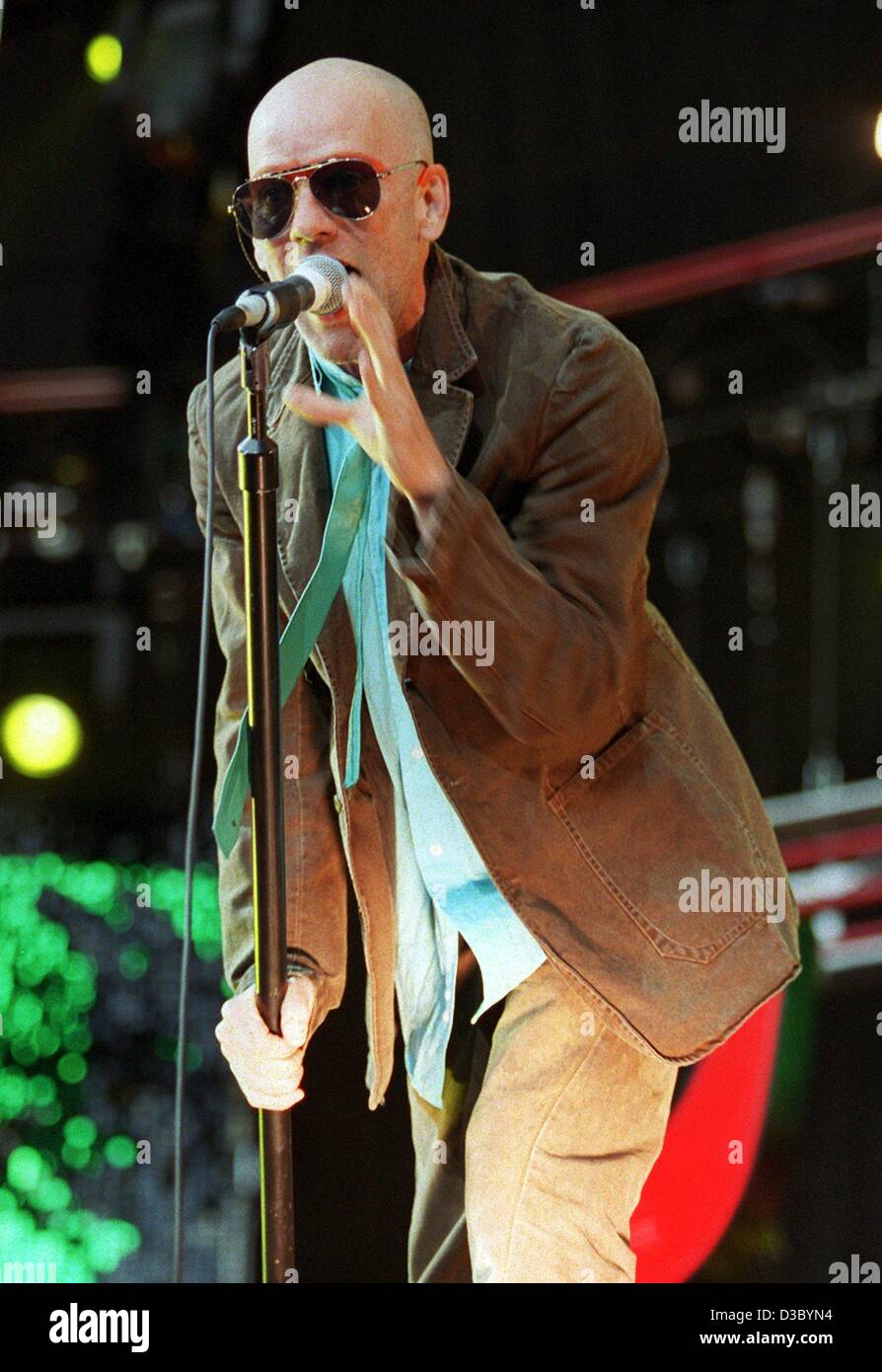(dpa) - Michael Stipe, frontman of the US band R.E.M., sings during a concert in Wiesbaden, Germany, 19 July 2003. Among other songs, the band performed their hits 'Losing My Religion', 'Daysleeper' and 'It's The End Of The World As We Know It'. Stock Photo