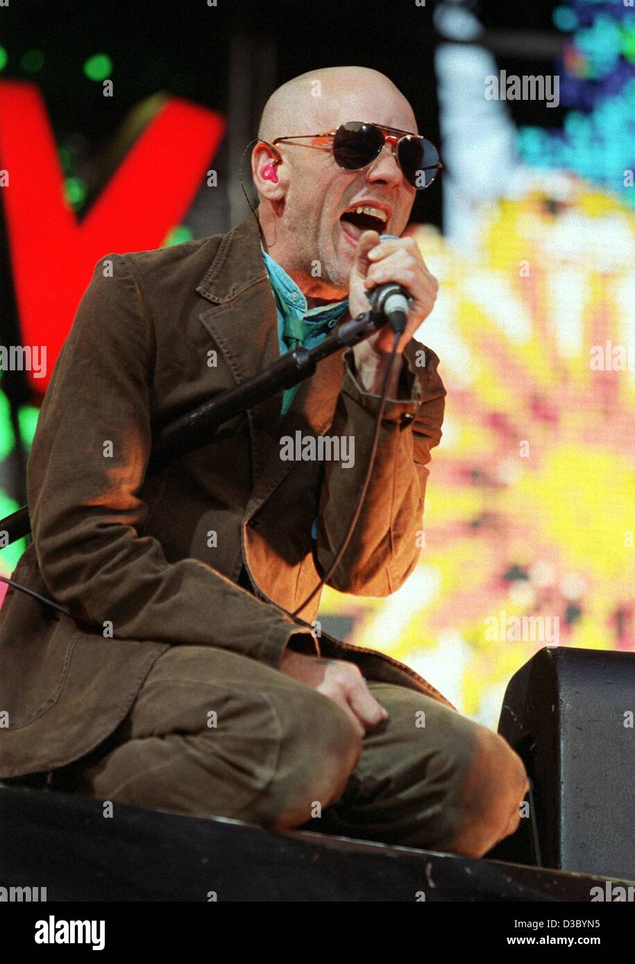 (dpa) - Michael Stipe, frontman of the US band R.E.M., sings during a concert in Wiesbaden, Germany, 19 July 2003. Among other songs, the band performed their hits 'Losing My Religion', 'Daysleeper' and 'It's The End Of The World As We Know It'. Stock Photo