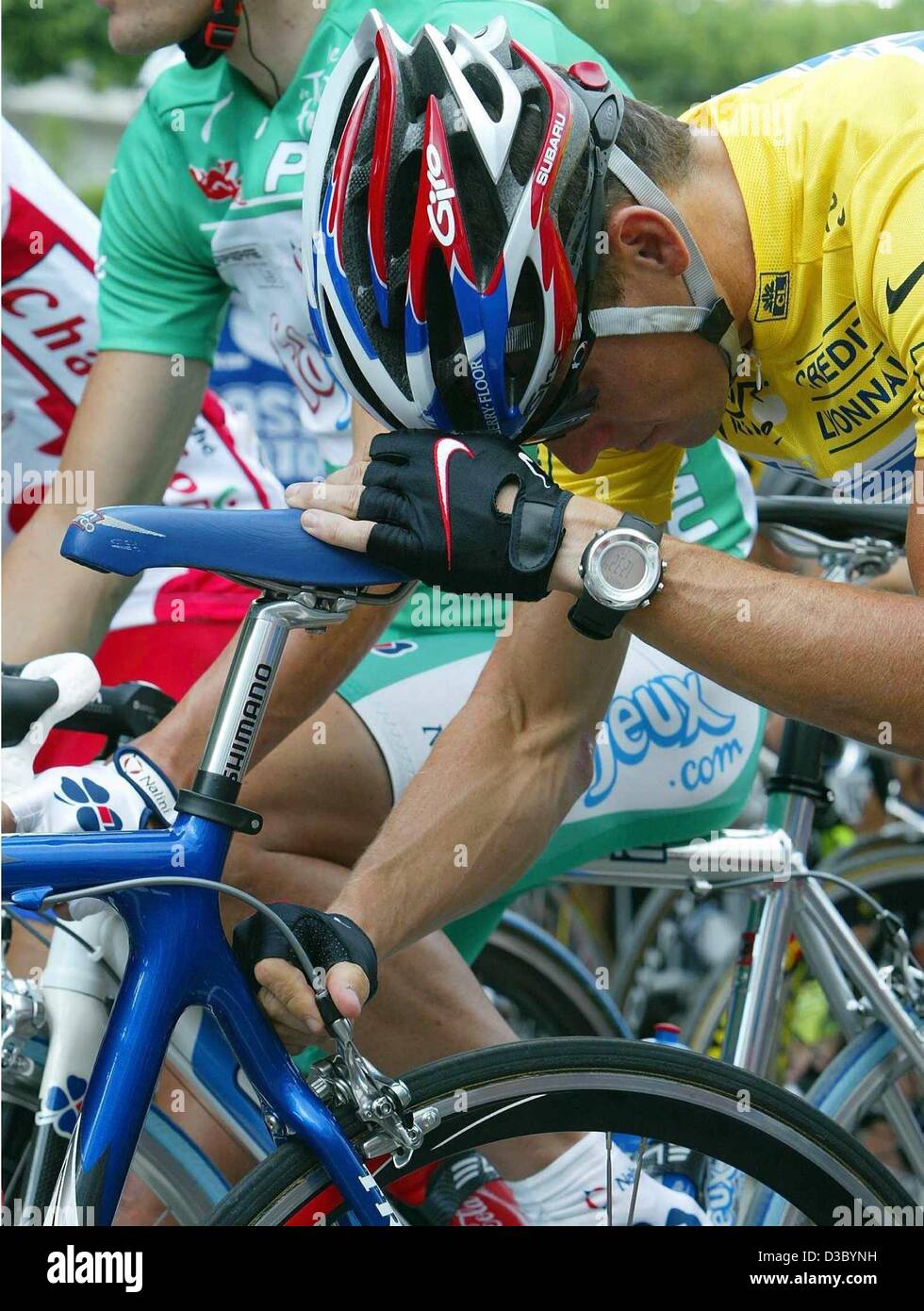 (dpa) - US Postal-Berry Floor's Lance Armstrong from the US, wearing the overall leader's yellow jersey, inspects the brakes of his bicycle as he awaits the start of the 17th stage of the 2003 Tour de France cycling race in Dax, France, 24 July 2003. The 181.5km long 17th stage of the world's bigges Stock Photo