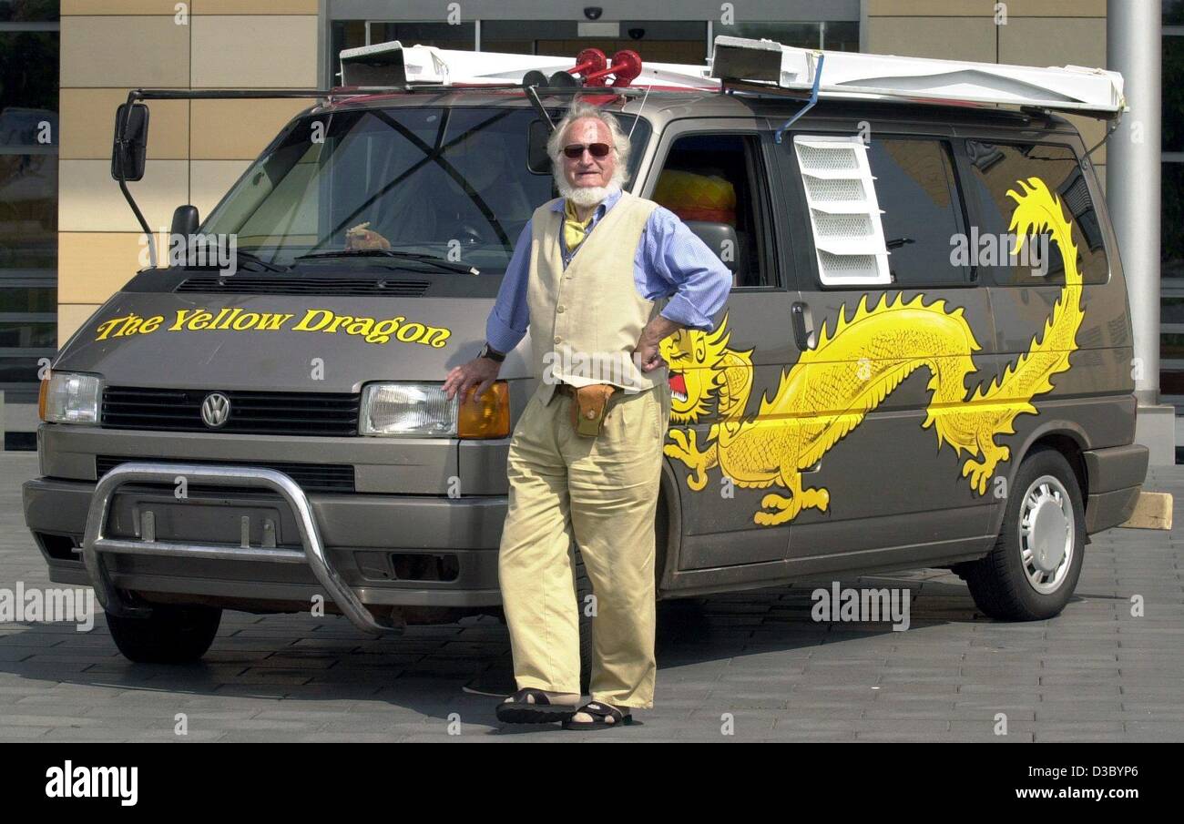 (dpa) - 86-year-old Hermann Kleefisch poses in front of his Volkswagen T4 adorned with a yellow dragon in Hanover, Germany, 24 July 2003. The Canadian-born adventurer is departing on 27,000 km trip around the world with his car. He reckons to make the trip within six to eight month, first crossing E Stock Photo