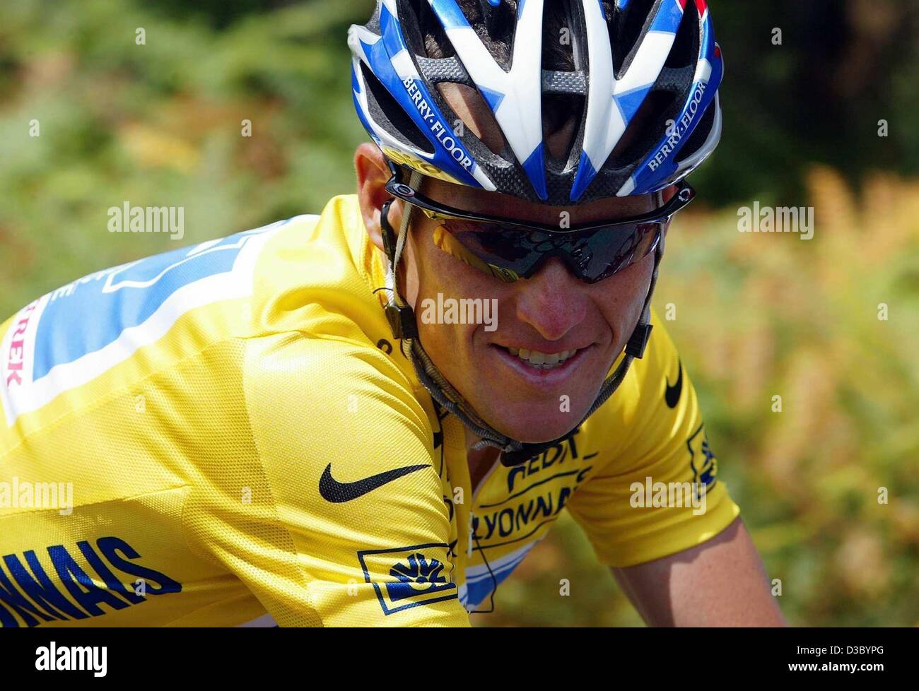 (dpa) - US Postal-Berry Floor's Lance Armstrong from the US, wearing the overall leader's yellow jersey, smiles while racing during the 17th stage of the 2003 Tour de France cycling race from Dax to Bordeaux, France, 24 July 2003. Armstrong still leads the overall standings with a 1:07 min advantage Stock Photo