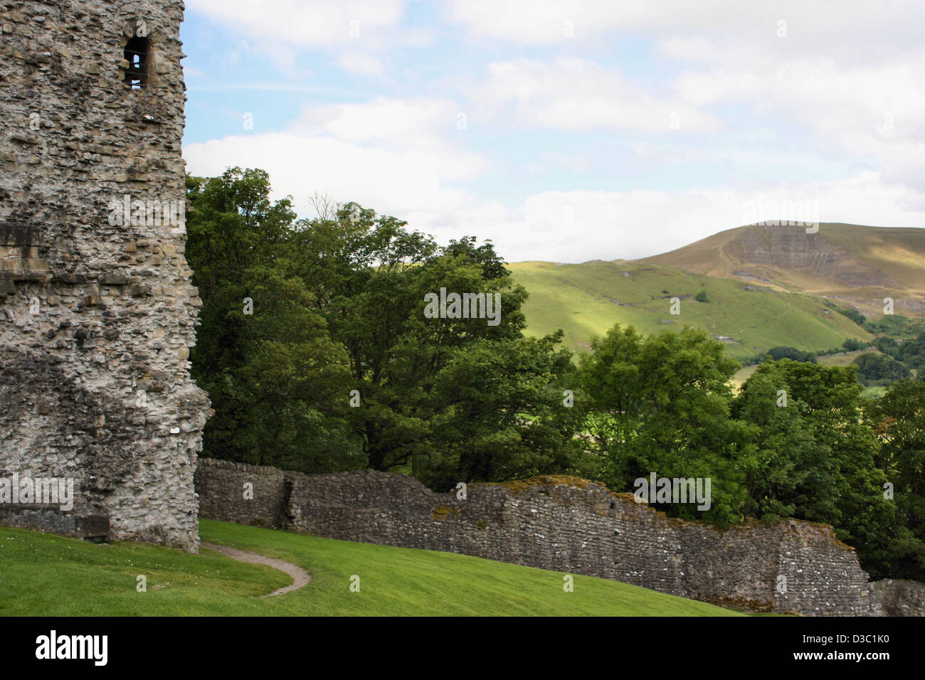Peveril castle and its grounds in Castleton with Mam Tor in the ...