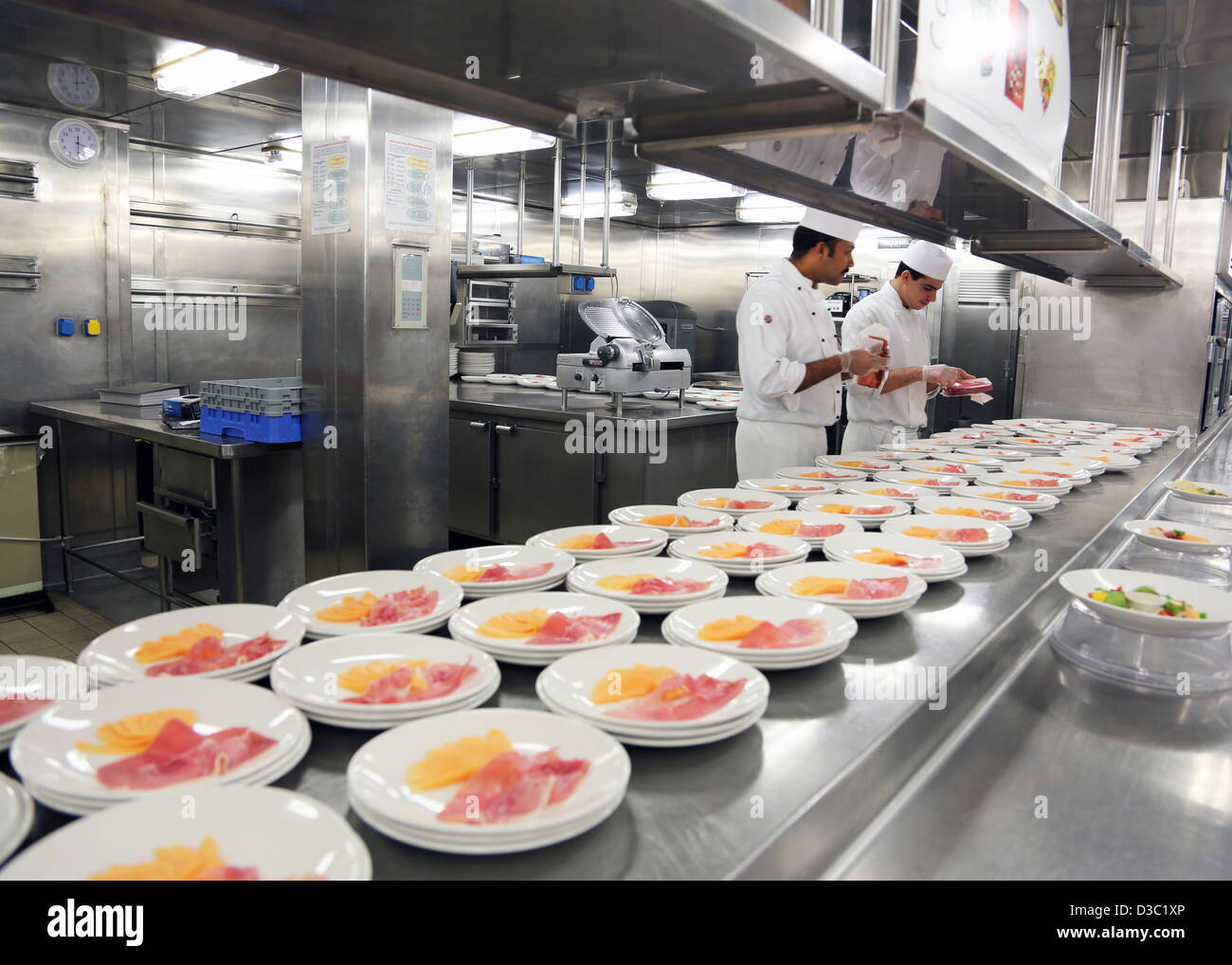 CATERING KITCHEN,CHEF PREPARING STARTERS Stock Photo Alamy