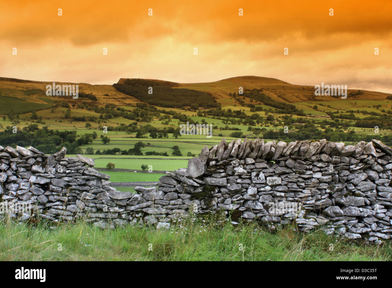 Castleton village walks hi-res stock photography and images - Alamy