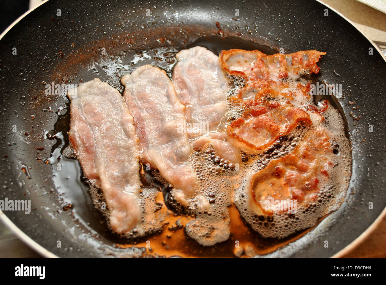 Frying bacon hi-res stock photography and images - Alamy