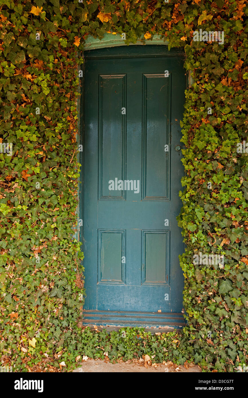 Wooden cottage door hi-res stock photography and images - Alamy