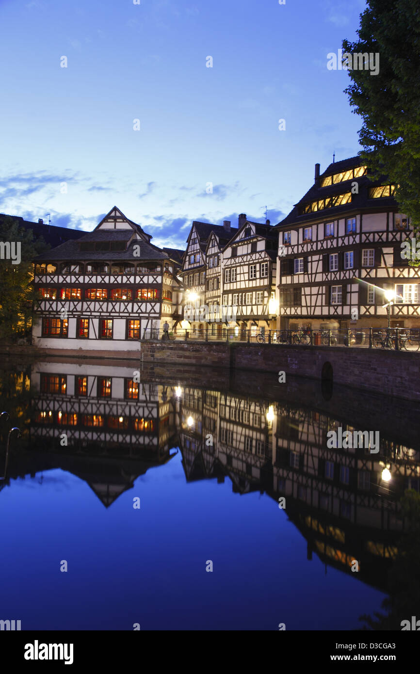 France, Alsace, Bas-rhin, Strasbourg, La Petite France, Place Benjamin Zix,  Restaurant Maison Des Tanneurs. Canal Scene Stock Photo