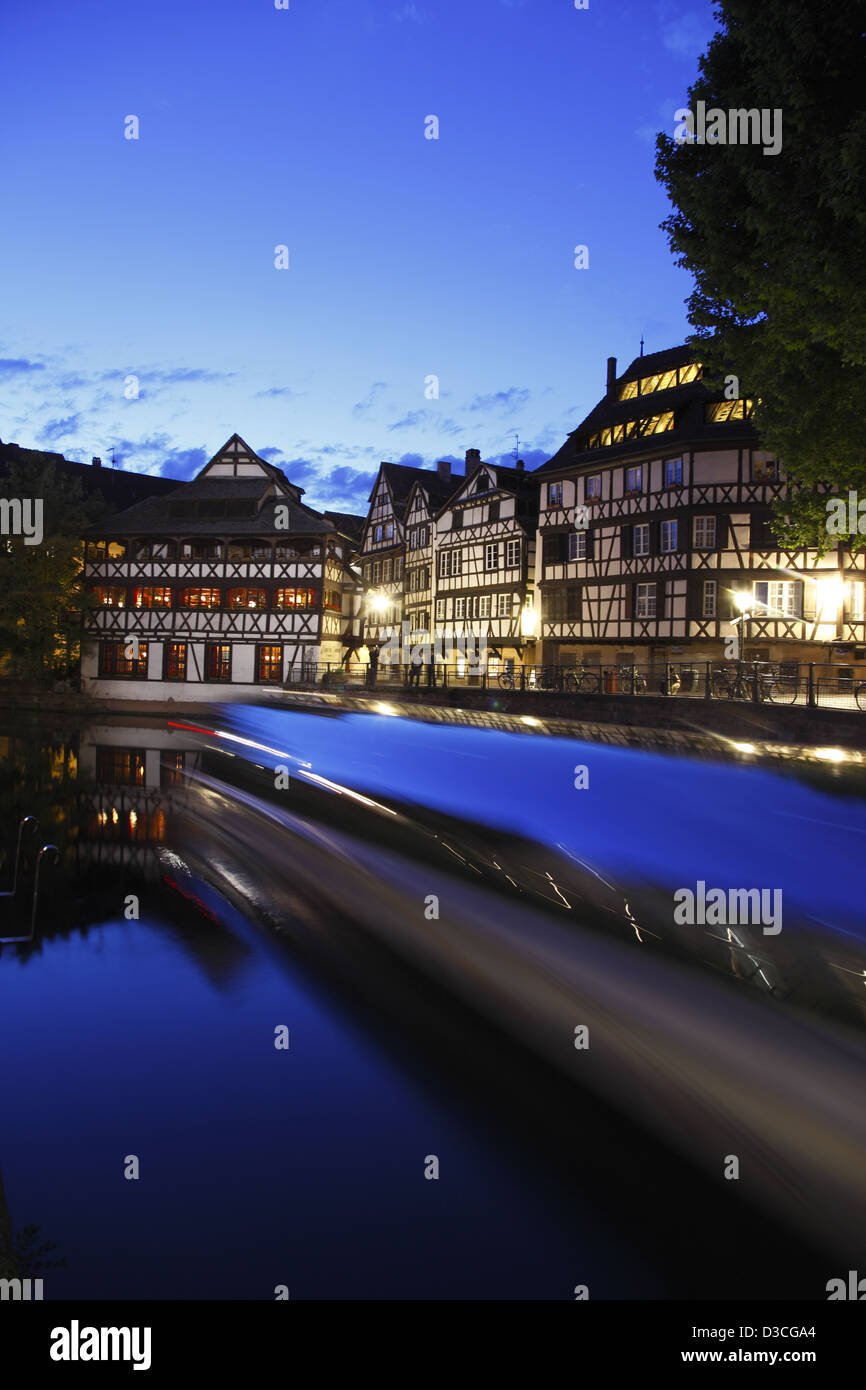 France, Alsace, Bas-rhin, Strasbourg, La Petite France, Place Benjamin Zix,  Restaurant Maison Des Tanneurs. Tour Boat Stock Photo