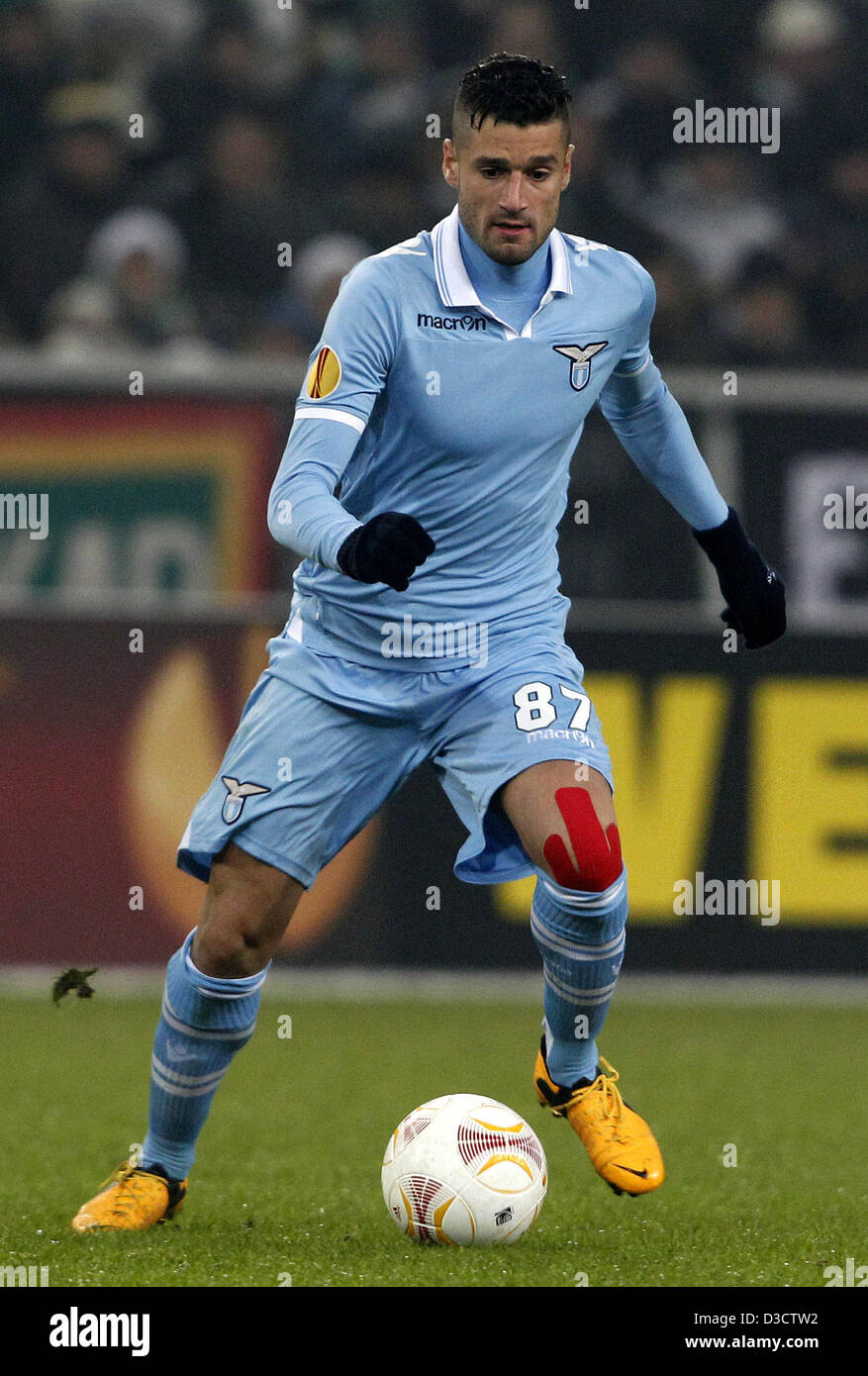 Lazio's Antonio Candreva plays the ball during the UEFA Europa League Round of 32 first leg soccer match between Borussia Moenchengladbach and Lazio Rome at Borussia-Park Stadium in Moenchengladbach, Germany, 14 February 2013. Photo: Roland Weihrauch Stock Photo