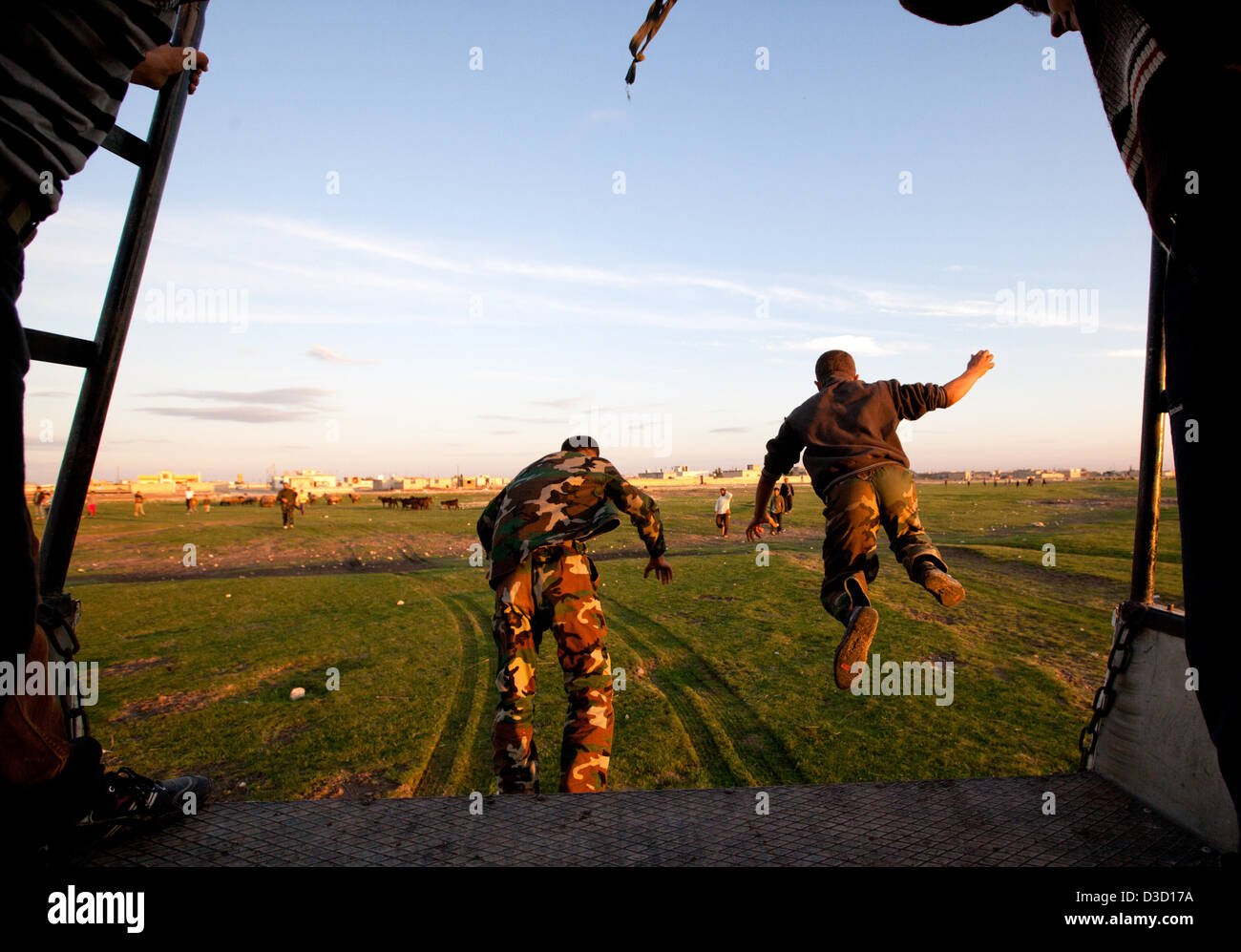 Middle east women military training hi-res stock photography and images ...