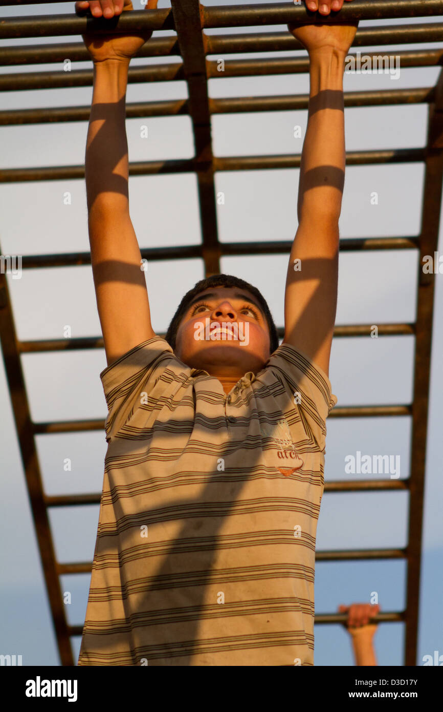 Middle east women military training hi-res stock photography and images ...