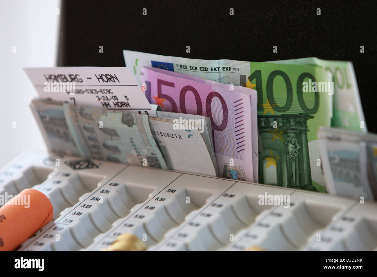 Top vista ravvicinata di un salvadanaio pieno di ripiegate le banconote in  euro Foto stock - Alamy