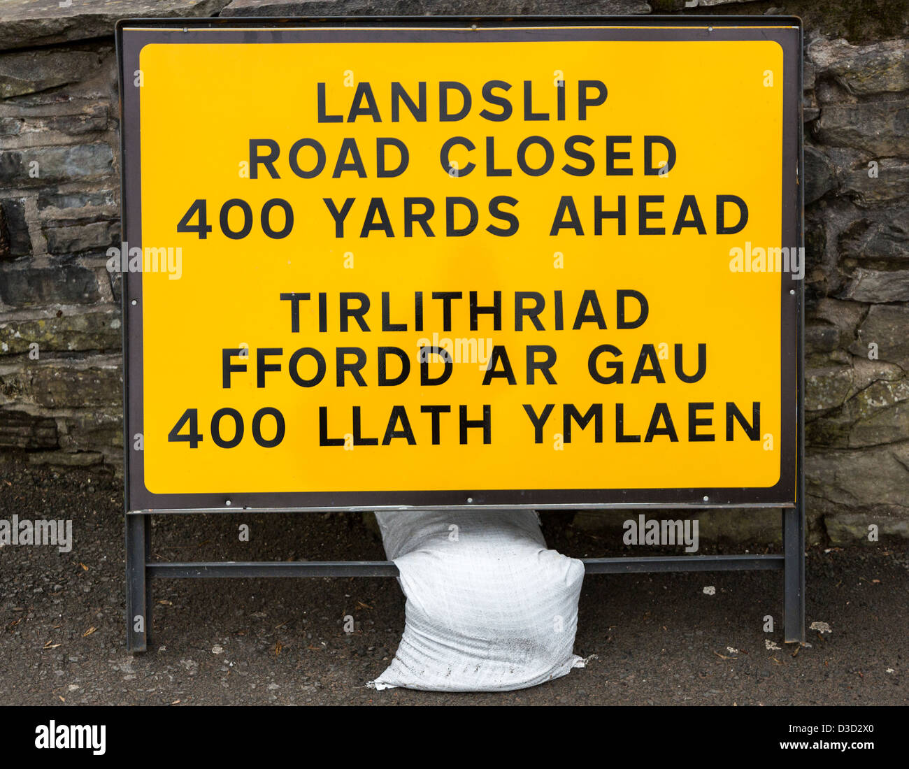 Landslip road closed sign in English and Welsh, Cardiff, Wales, UK Stock Photo