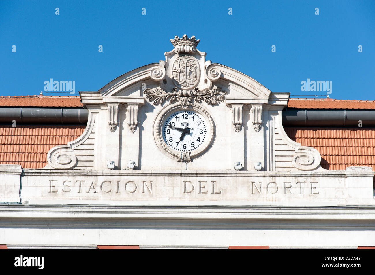 Clock above the entrance to the Principe Pio shopping centre, Madrid, Spain Stock Photo