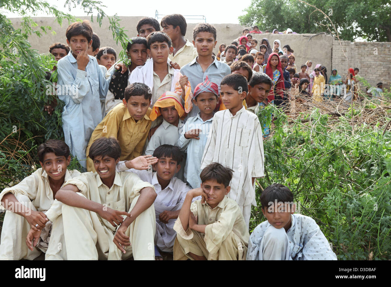 Kotnai, Pakistan flood victims wait for food Stock Photo