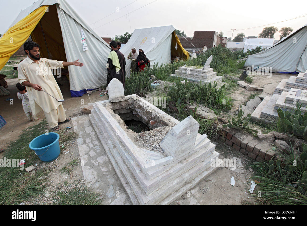 Nowshera, Pakistan, tent city for refugees of floods Stock Photo Alamy