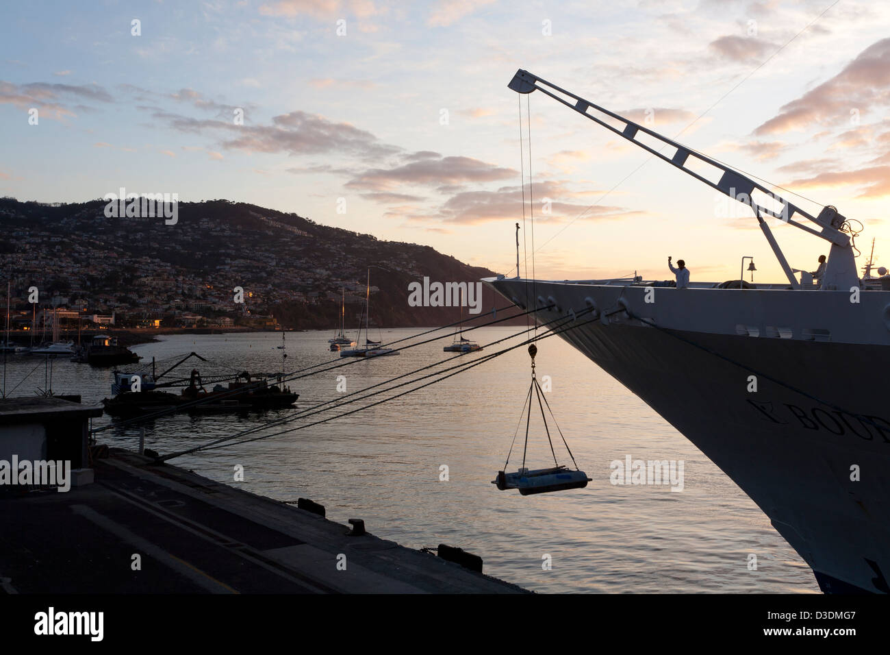 Crane Offload High Resolution Stock Photography And Images Alamy