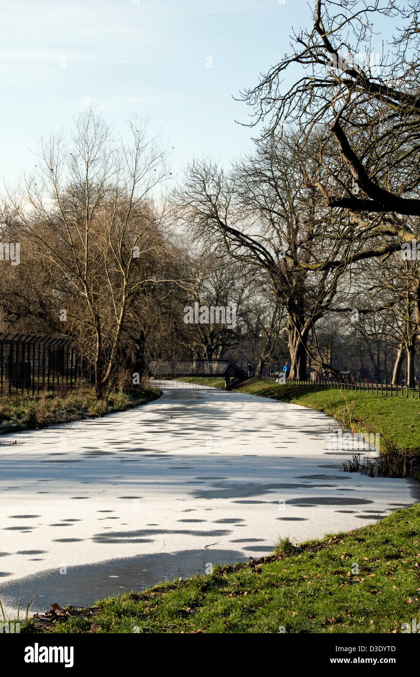 New River frozen over, Clissold Park, Stoke Newington, London Borough of Hackney, England, UK
