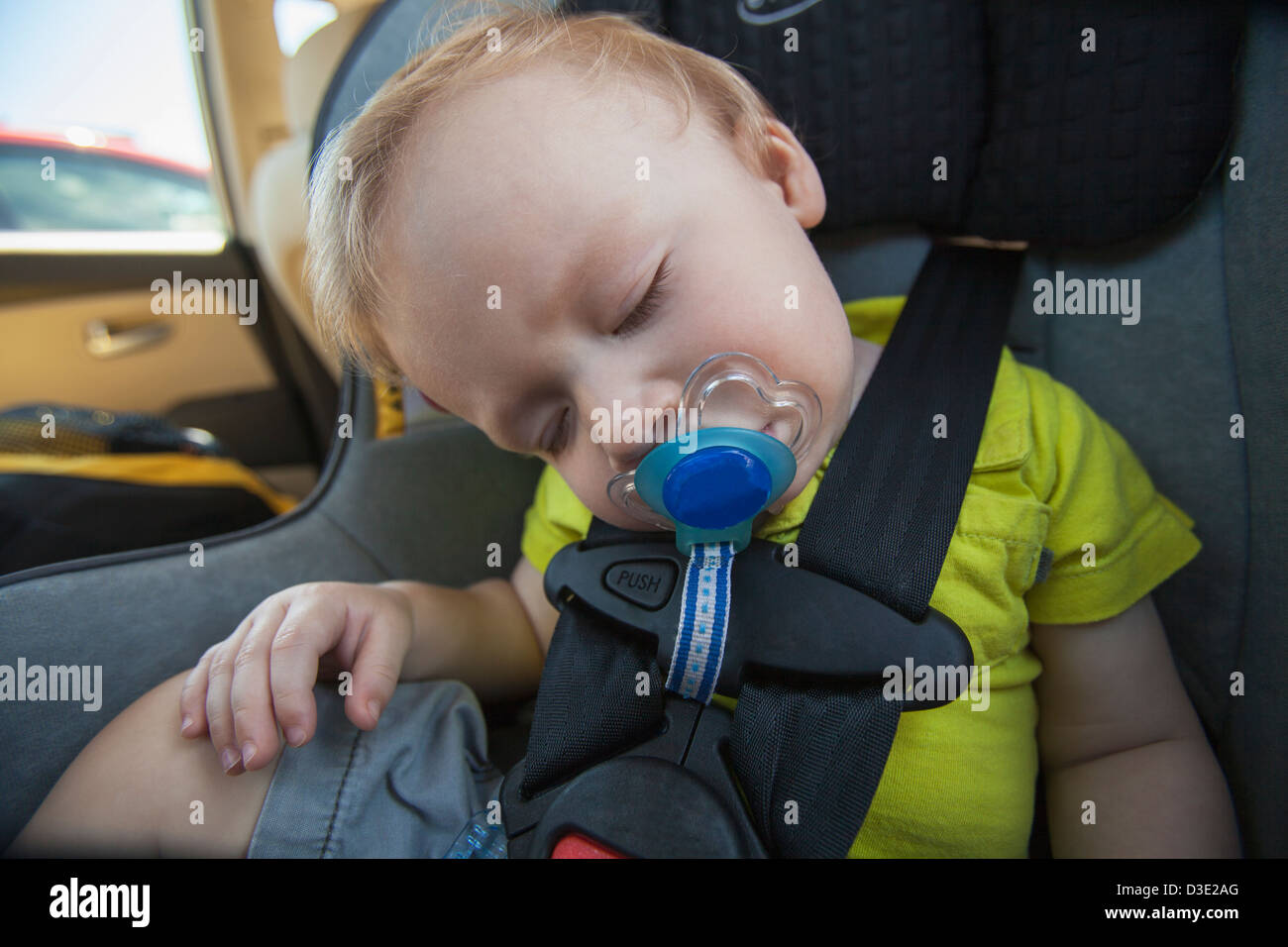 Baby sucking on pacifier hires stock photography and images Alamy