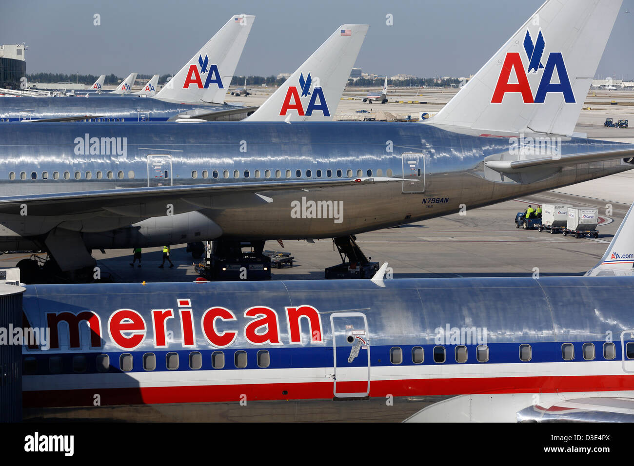american airlines planes, miami international airport