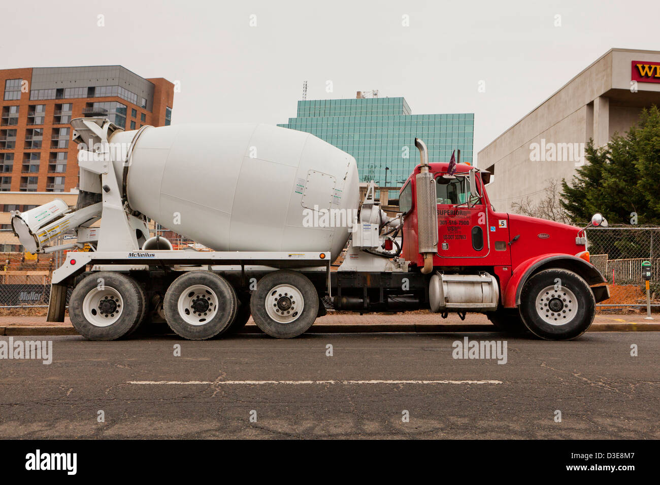 Concrete mixer truck hires stock photography and images Alamy