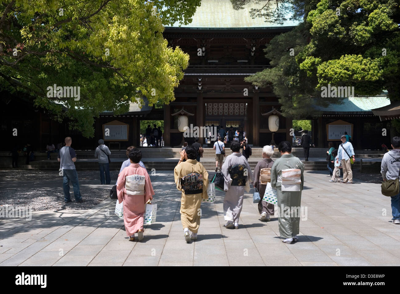 A group of women wearing traditional kimono approach the main gate at the Imperial Meiji Jingu shrine in Tokyo. Stock Photo