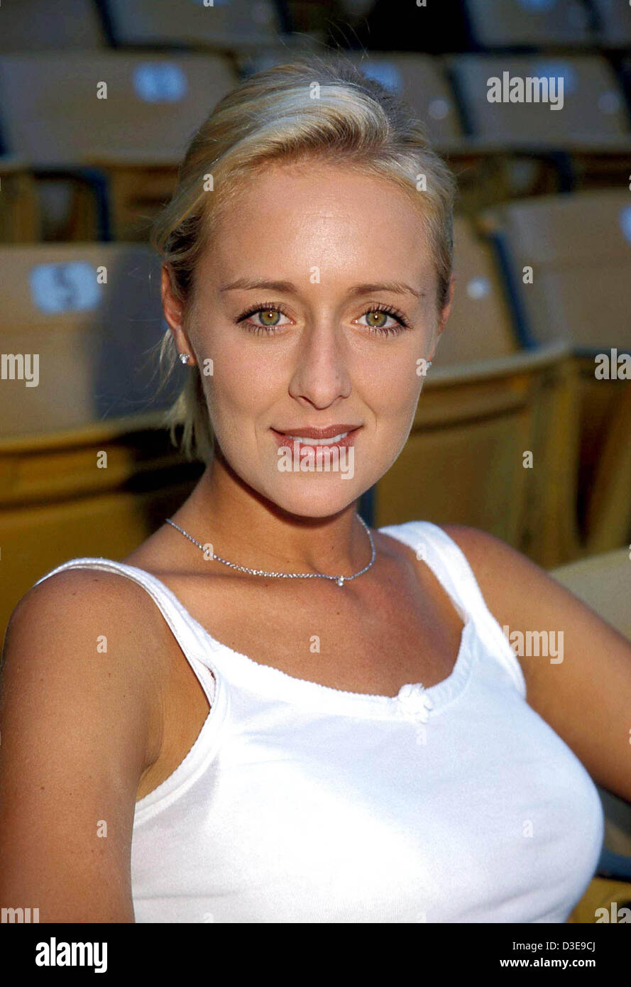 FILE Multiplatinum selling country music singer MINDY MCCREADY died