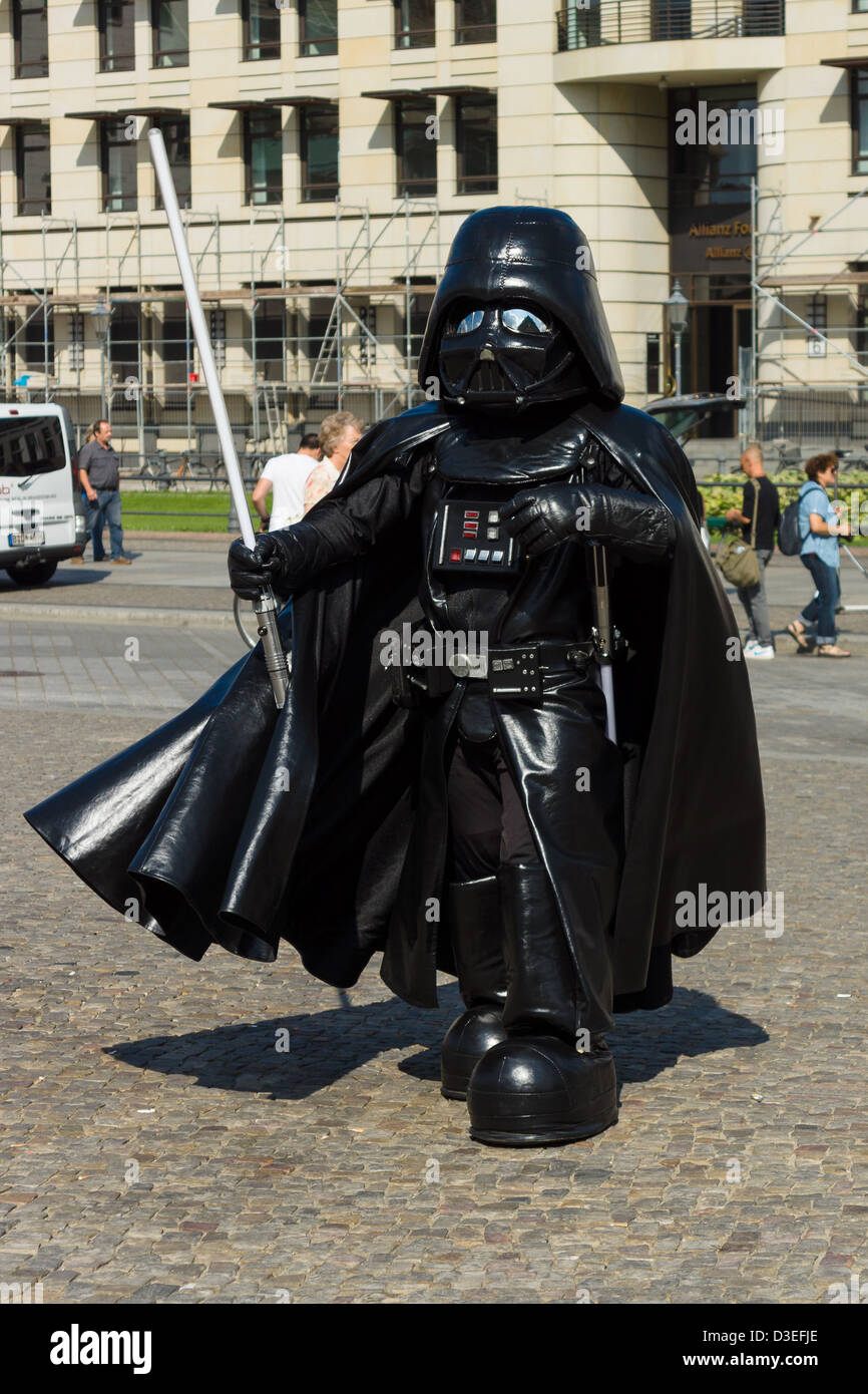 Darth Vader on the square in front of the Brandenburg Gate. Berlin ...