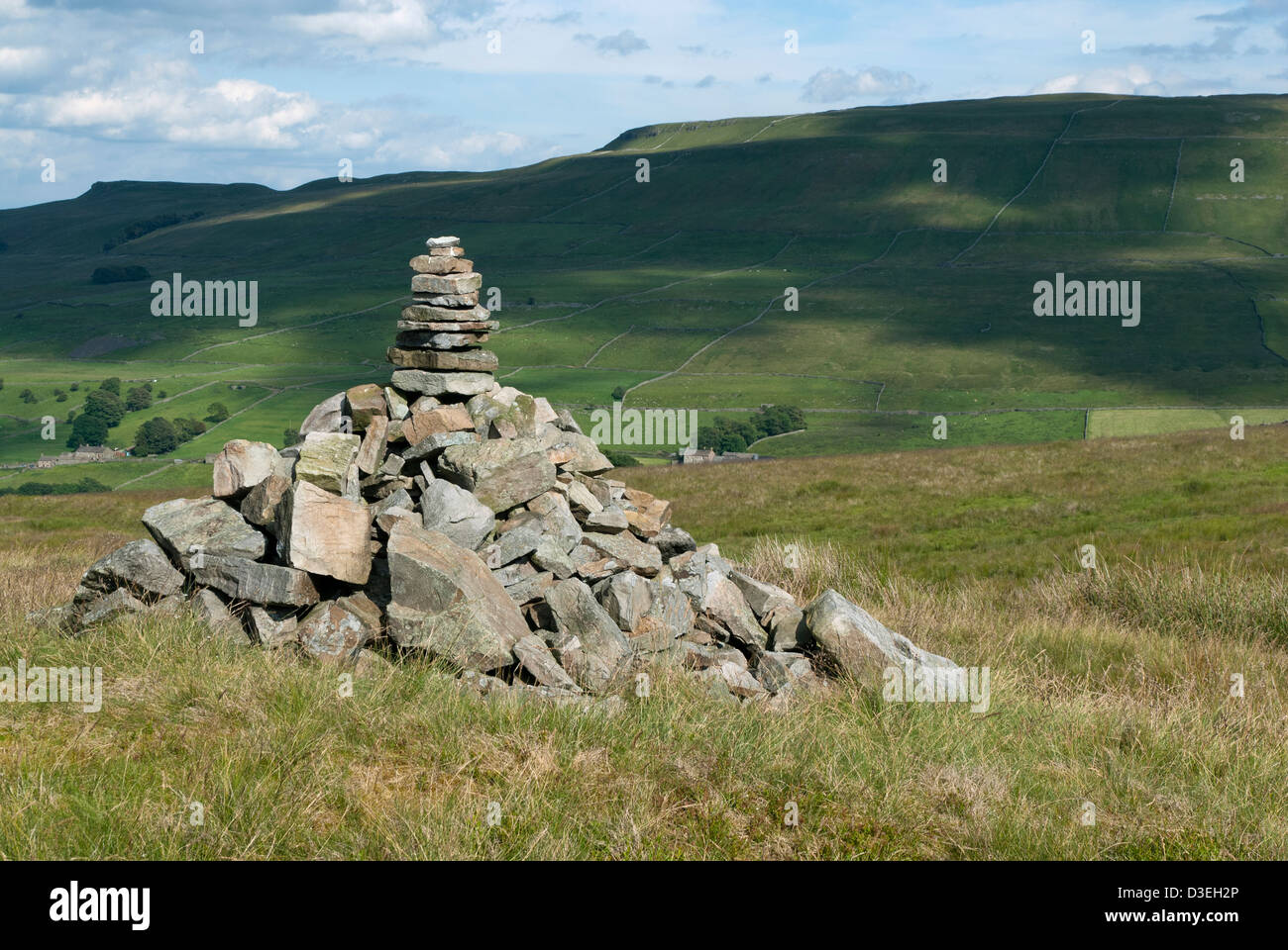 Cairn near Backsides, above Hawes, Wensleydale, Yorkshire Dales National Park, England Stock Photo