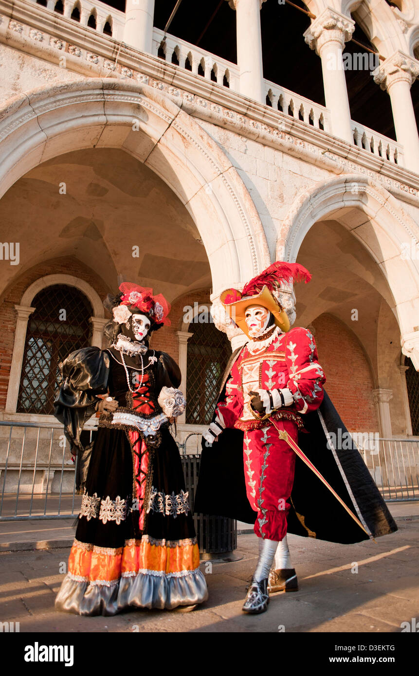 Carnival venice two persons hi-res stock photography and images - Alamy