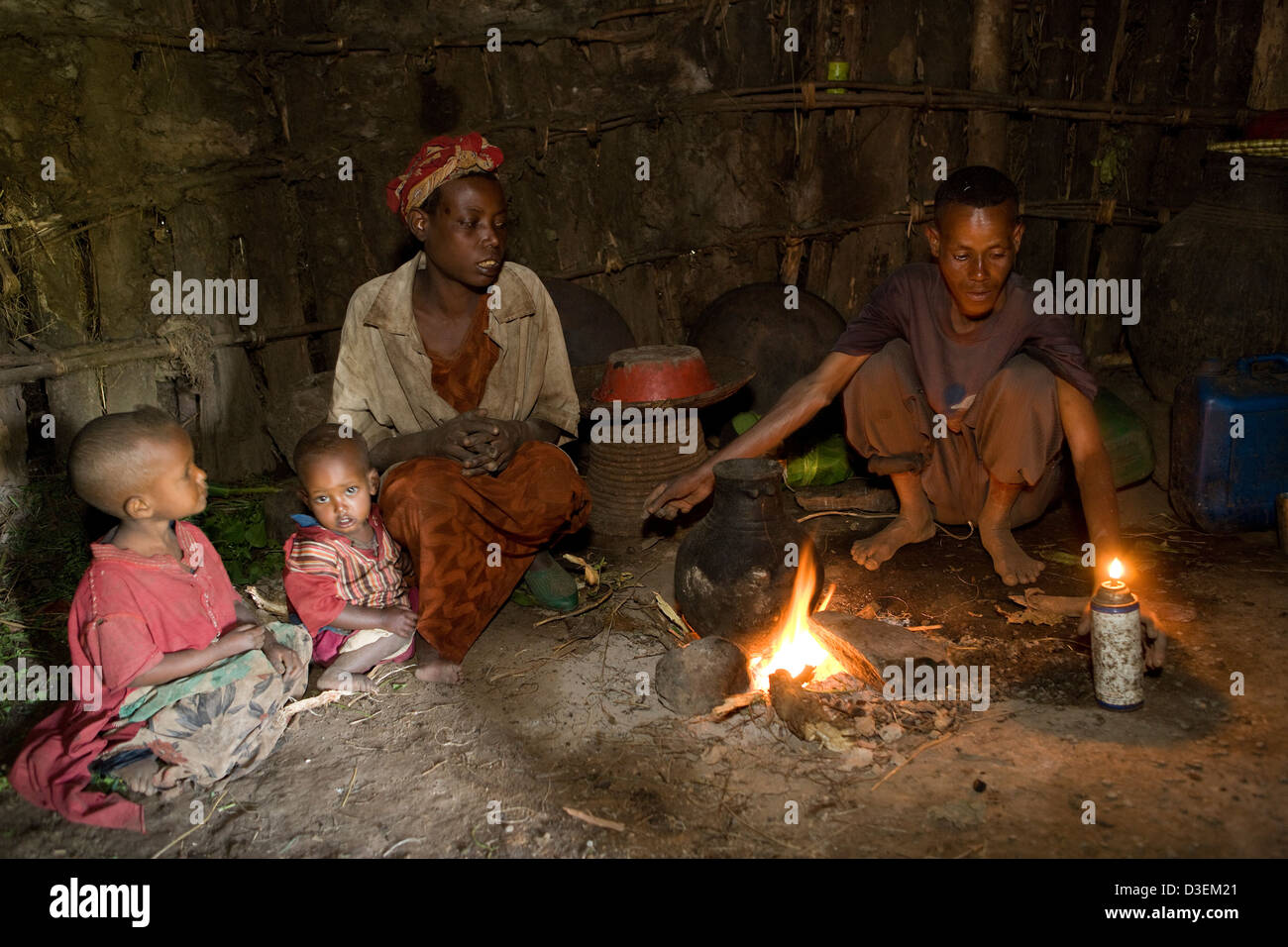 DUGANO KOSHAMBO VILLAGE, SOUTHERN ETHIOPIA, 20TH AUGUST 2008: Worknesh Teme and her husband and children inside their house Stock Photo