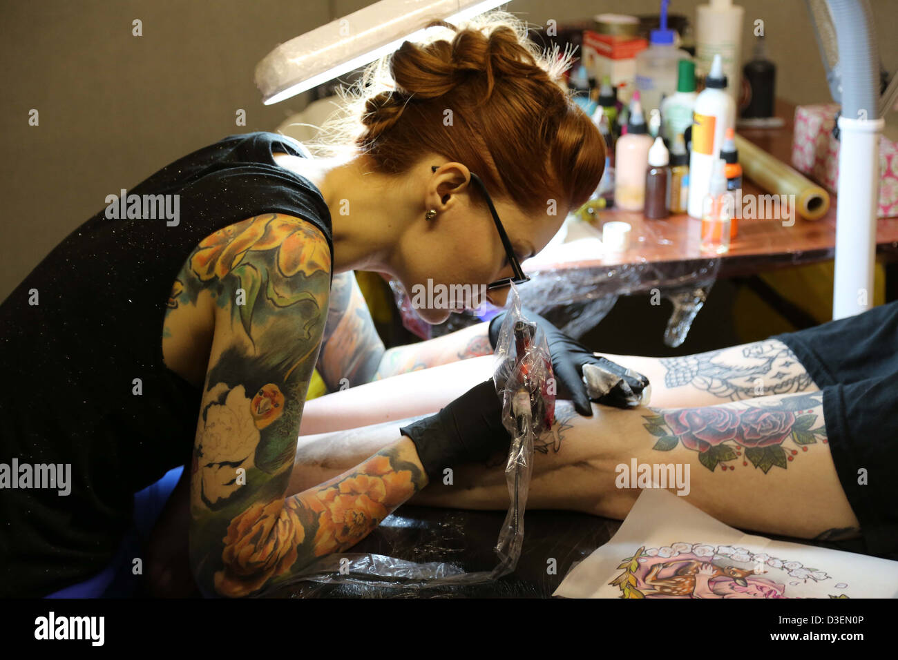 Tattoo artist at work Stock Photo - Alamy