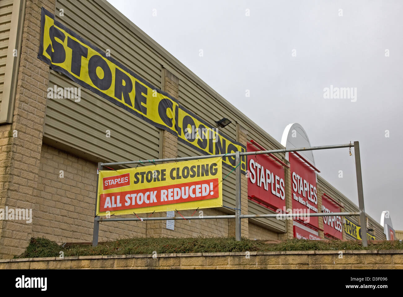 Sign for staples hi-res stock photography and images - Alamy