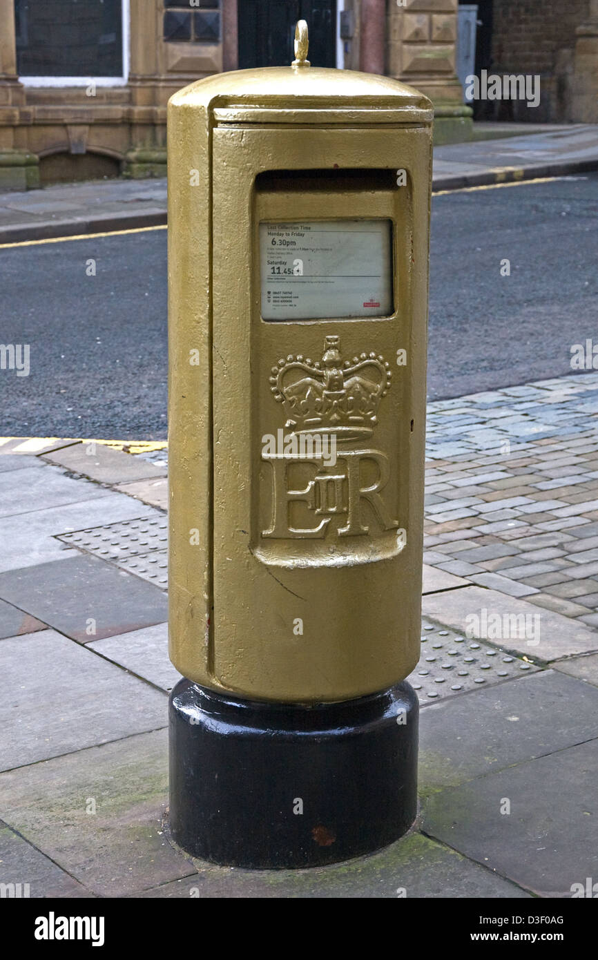 Postbox outside Halifax Town Hall. Painted gold as recognition of Gold medals won at London Paralympic  Games by Hannah Cockroft Stock Photo