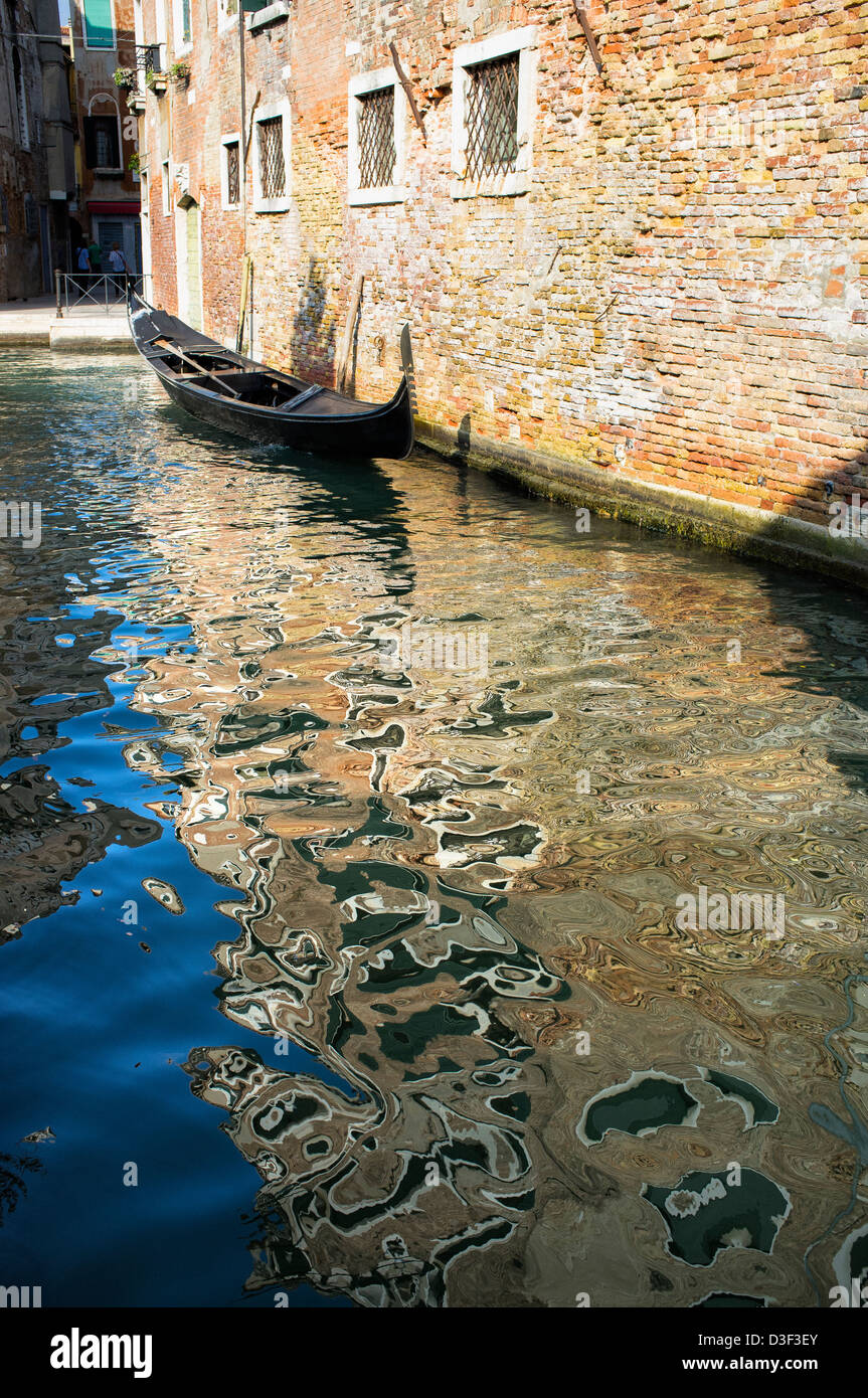 Reflections on venice canal hi-res stock photography and images - Alamy