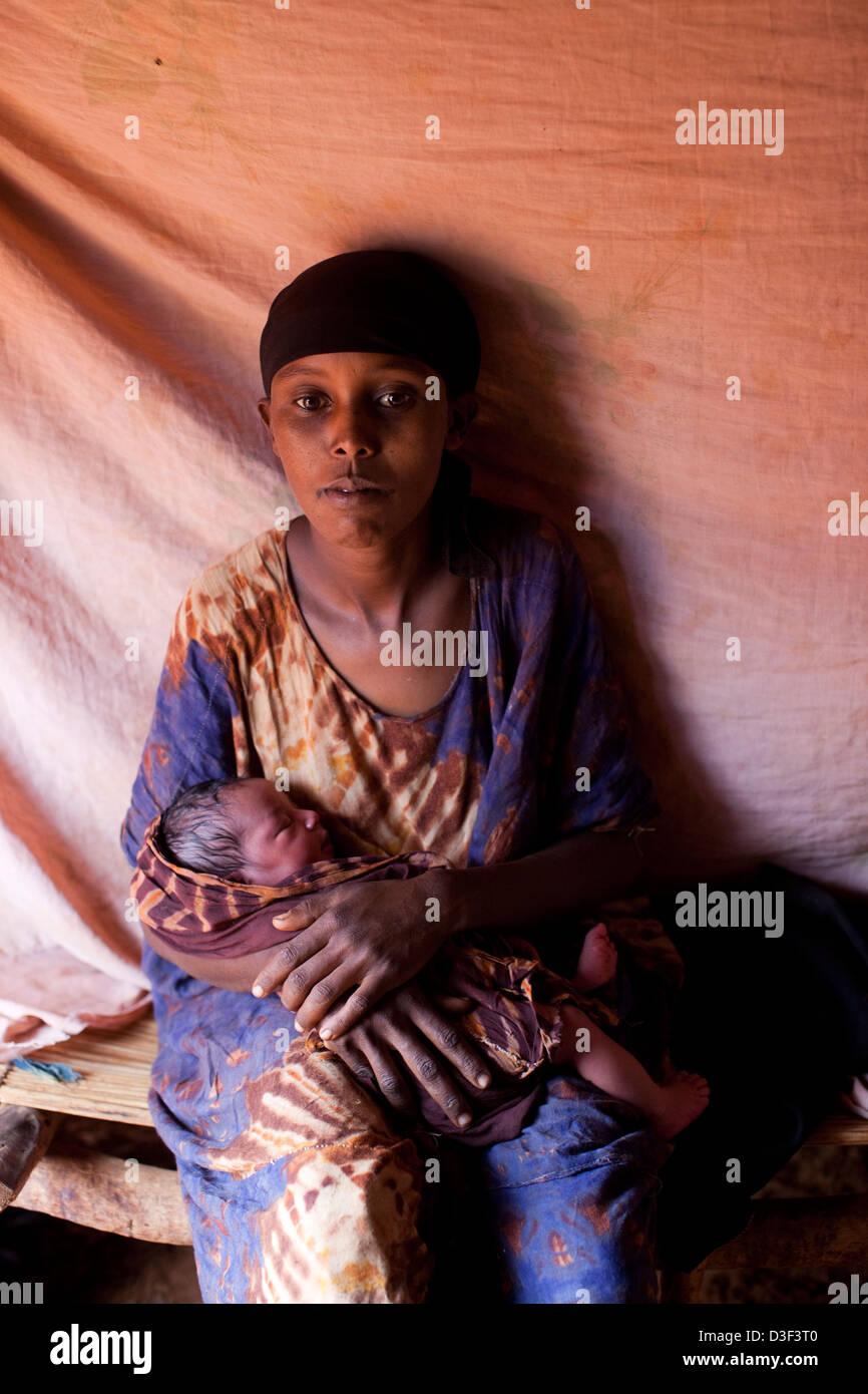 GURAH, NORTH OF ELWAK, EASTERN KENYA, 1st SEPTEMBER 2009: Fatuma Adan, 25 with her new-born baby, Halima, Stock Photo