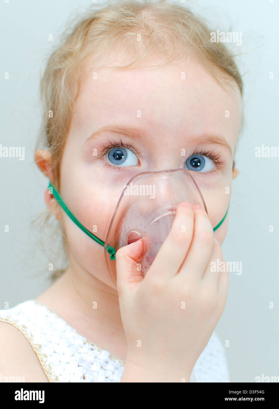 Portrait of little girl with inhalator mask face Stock Photo - Alamy