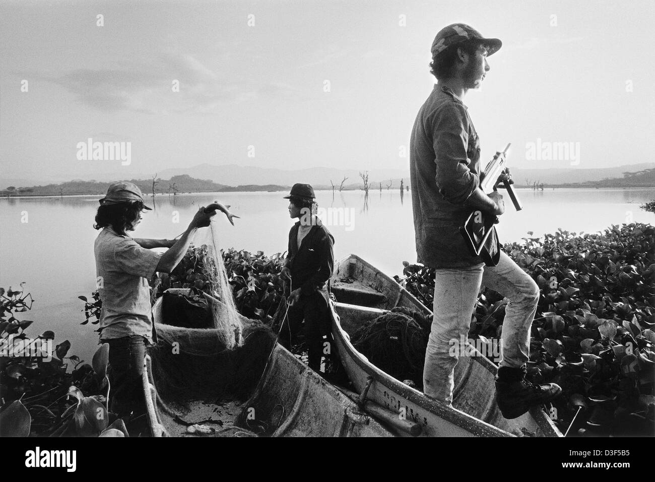 Ceron Grande lake, El Salvador, February 1984 : Guerrillas from the FPL bring in their catch after fishing all night. Stock Photo