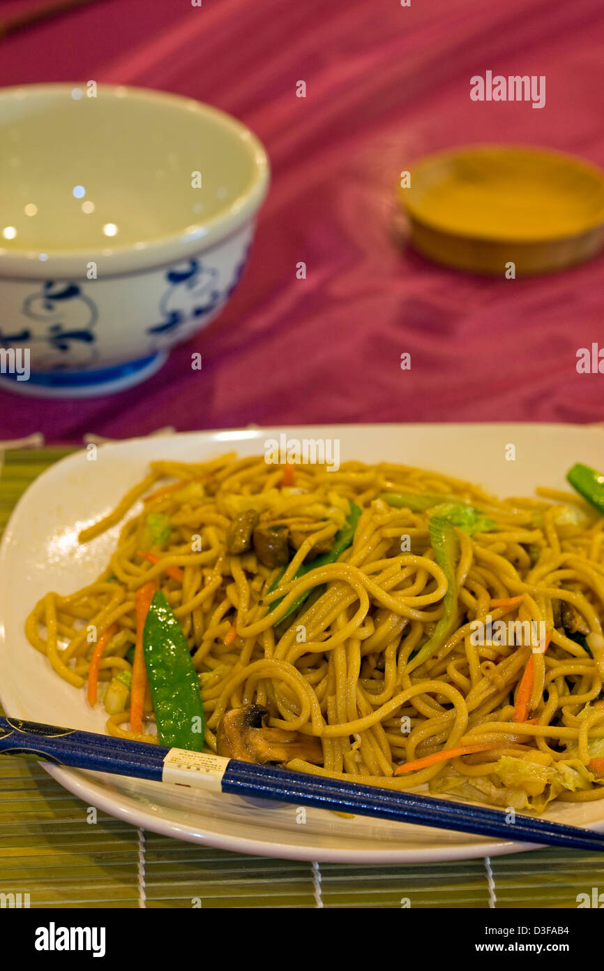 Vegetarian Lo Mein entree Chinese food Stock Photo Alamy