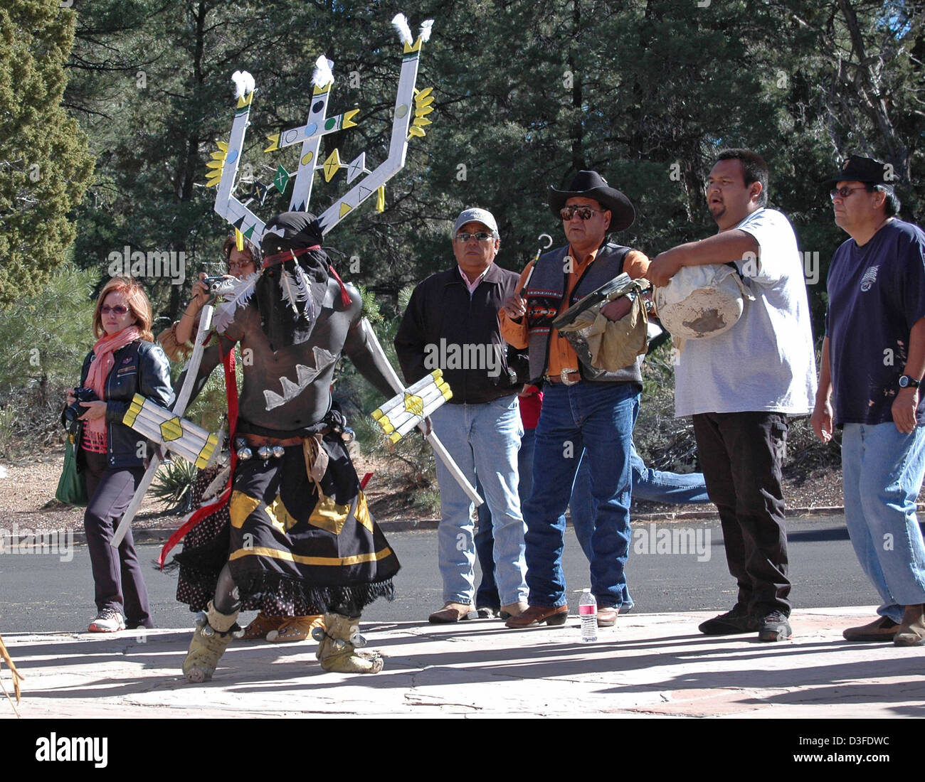Crown dance apache hi-res stock photography and images - Alamy