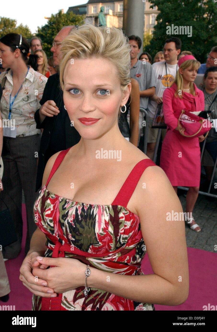 (dpa) - US Hollywood actress Reese Witherspoon arrives at the premiere of her film 'Legally Blond 2' at the Cinnemaxx cinema in Hamburg, Germany, 19 July 2003. The film, for which Witherspoon was also the acting executive producer, will be released in Germany on 24 July 2003. Witherspoon plays the role of Elle Woods, a blond with a degree from Harvard, who now wants to be involved  Stock Photo