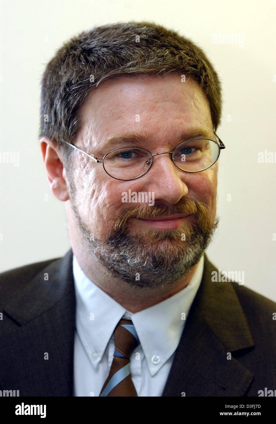 (dpa) -  Lars-Hendrik Roeller, professor of economics, smiles and poses for picture in his office at the Wissenschaftszentrum (WZB) (science centre) in Berlin, 16 July 2003. Roeller will be the new head economist in the competition commission of the European Union headed by the competition directorate general Mario Monti. The appointment of the 44-year-old was announced today and h Stock Photo