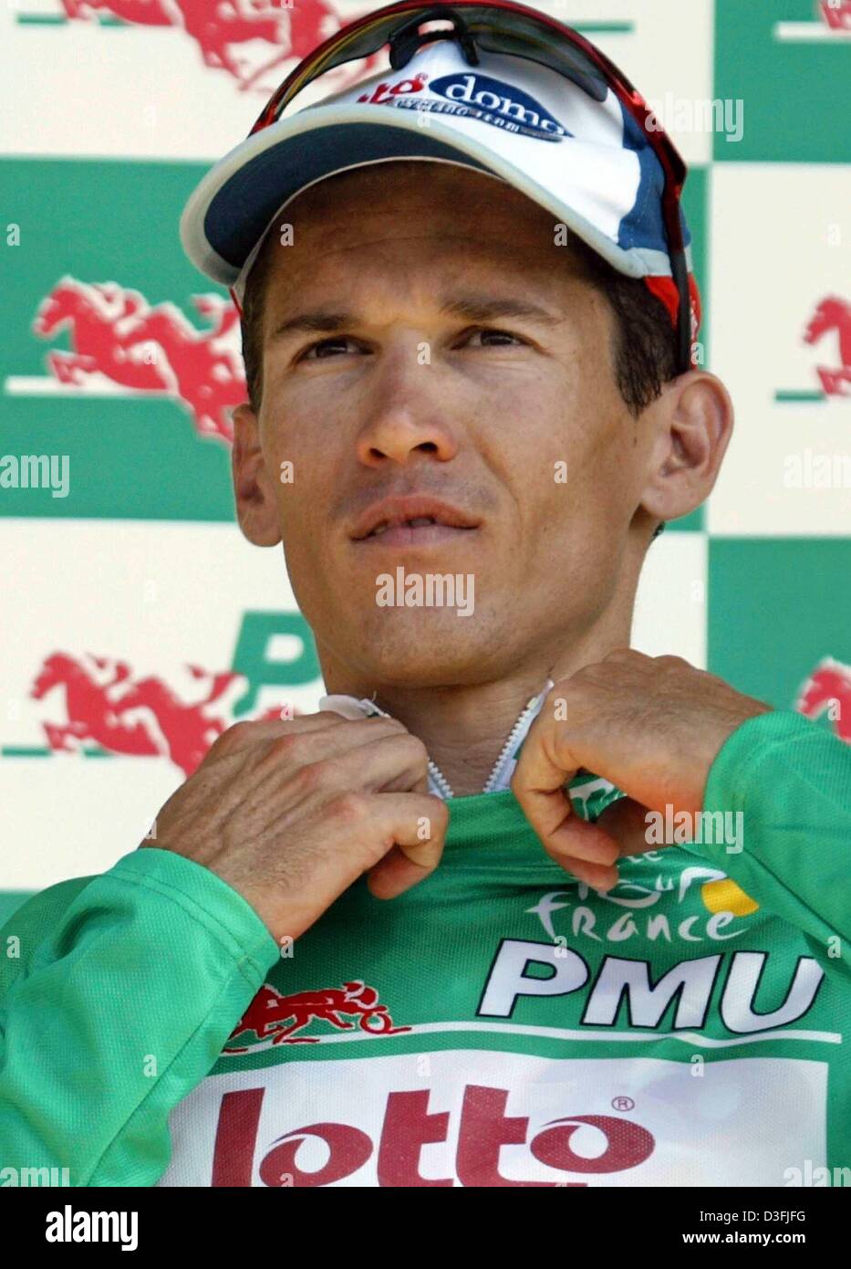 (dpa) - Australian Robbie Mc Ewen of Lotto-Domo adjusts his jersey on the podium after retaining the best sprinter's green jersey following the fifth stage of the 2003 Tour de France cycling race from Troyes to Nevers, France, 10 July 2003. Stock Photo