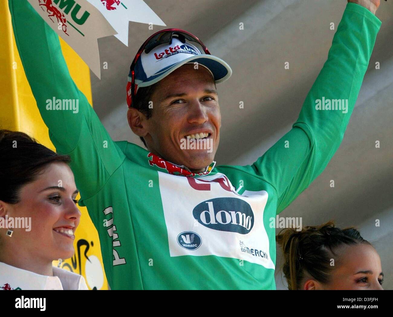 (dpa) -Australian Robbie McEwen of Lotto-Domo raises his arms and smiles from the podium after retaining the best sprinter's green jersey following the fifth stage of the 2003 Tour de France cycling race from Troyes to Nevers, Germany, 10 July 2003. Stock Photo