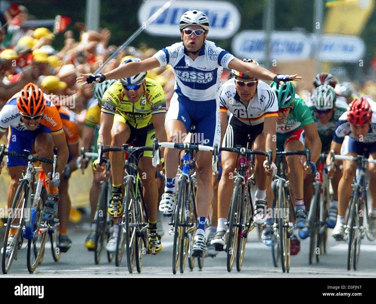 dpa) - Italian cyclist Alessandro Petacchi (C) of team Fassa Bortolo raises  his arms in victory as he crosses the finish line to win the third stage of  the Tour de France,