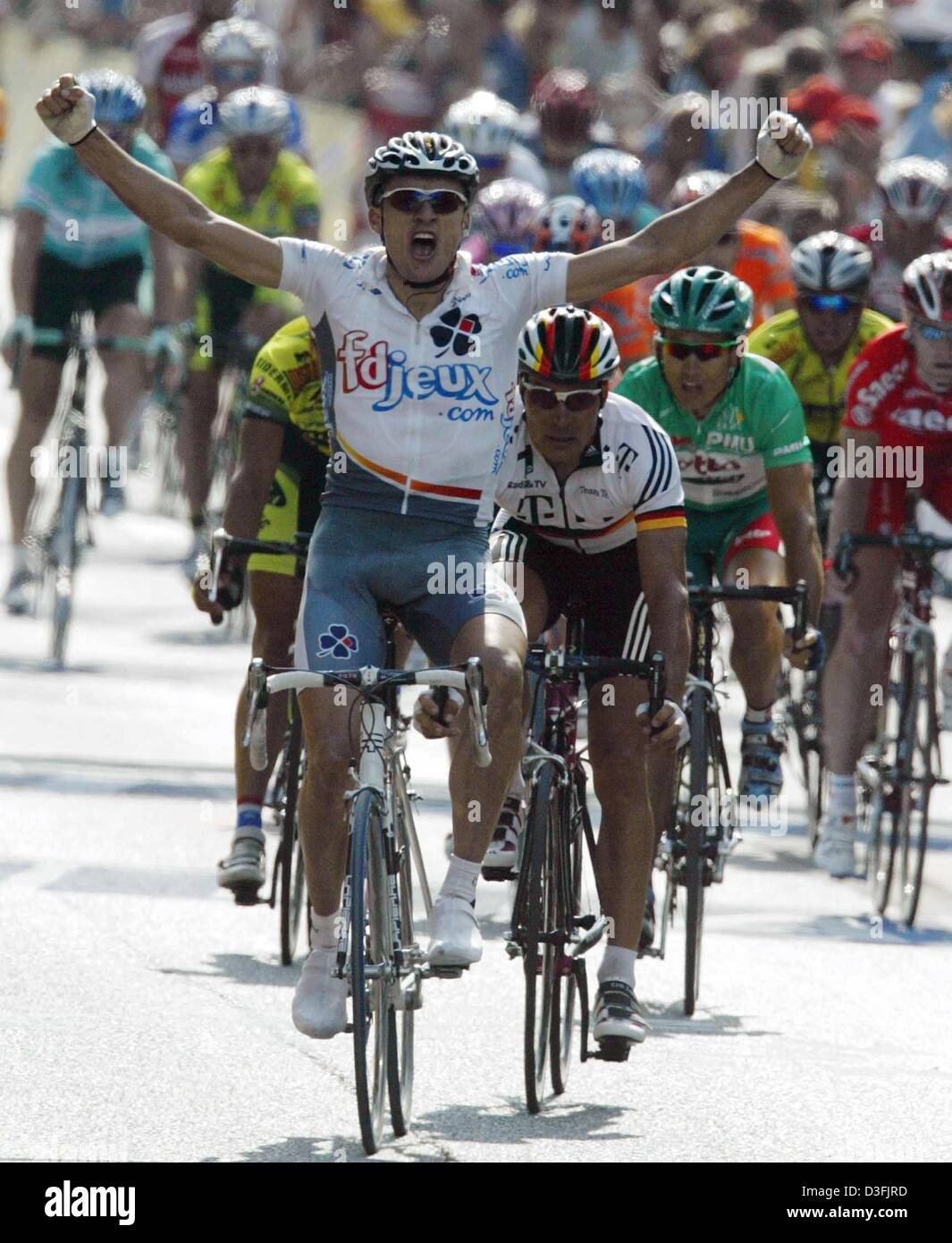 Baden Cook (dpa) - Australian cyclist Baden Cooke of the team FDJeux (L) cheers as ...
