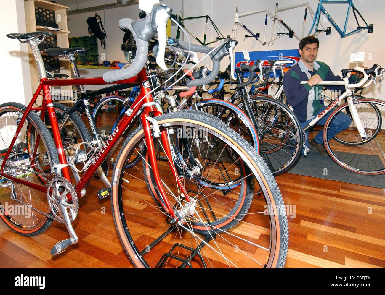 (dpa) US bike shop owner Geoff Hilton poses amongst a variety racing
