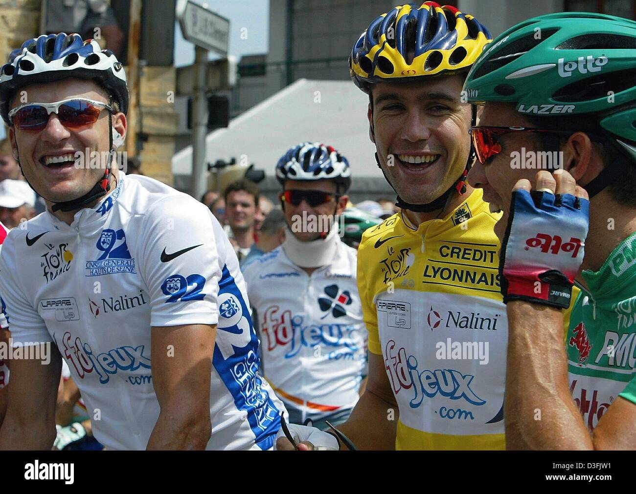 (dpa) - Australians (L-R) 2nd stage winner Baden Cooke of the team FDJeux, teammate Bradley McGee wearing the leader's yellow jersey and best sprinter Robbie McEwen of Lotto-Domo with the green jersey share a laugh prior to the start of the third stage of the Tour de France cycling race, in Charleville-Mezieres, France, 8 July 2003. In the background French Jimmi Casper, who wears  Stock Photo