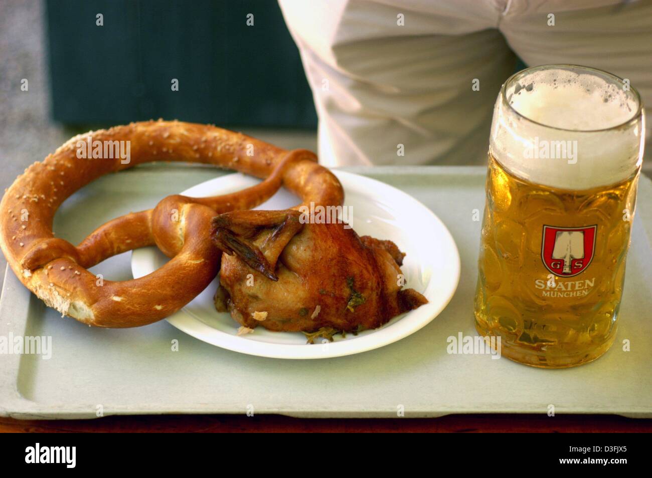 (dpa) - A typical Bavarian 'Brotzeit' (bread time), a stein of beer, a bretzel and a half chicken, is seen on a tray in the beer garden of the Waldwirtschaft pub, located in Grosshesselohe just outside Munich, 14 June 2003. The beer garden is said to be one of the most beautiful beer gardens in Bavaria due to its location in the Isar Valley. The open air pub offers a traditional ki Stock Photo