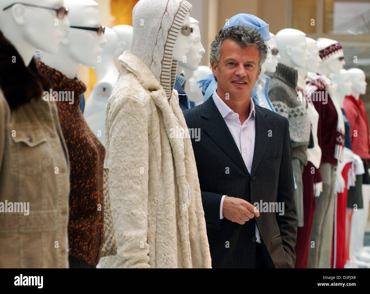 Showroom dummies hi-res stock photography and images - Alamy